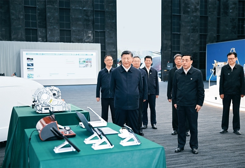 2024年10月17日至18日，中共中央總書記、國家主席、中央軍委主席習近平在安徽考察。這是17日下午，習近平在合肥濱湖科學城察看安徽省重大科技創(chuàng)新成果集中展示。 新華社記者 謝環(huán)馳/攝