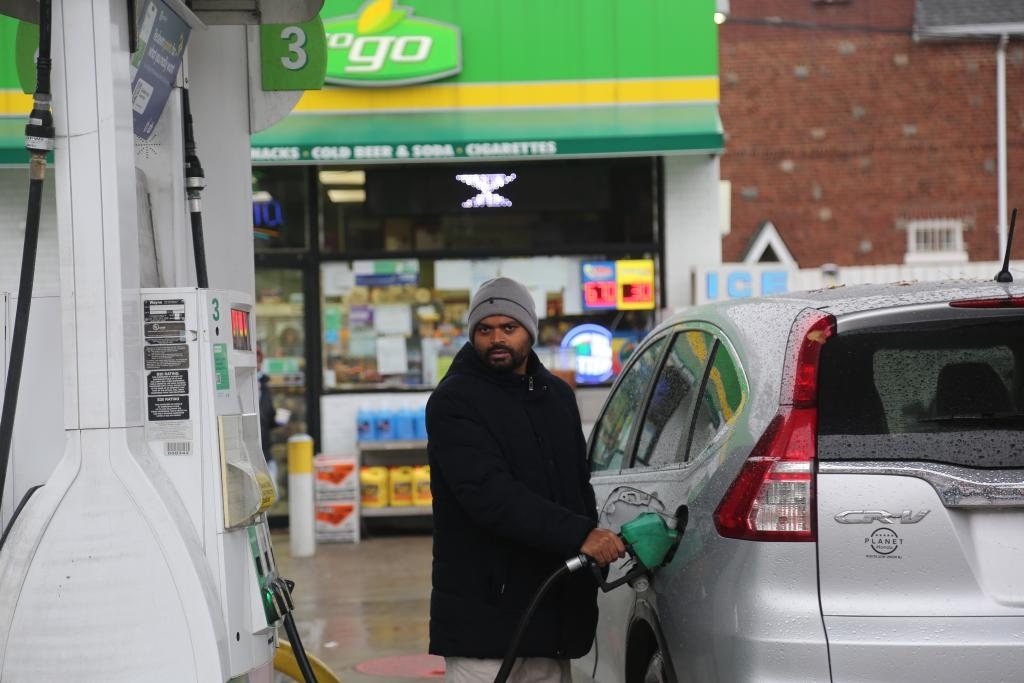 2024年12月11日，一名男子在美國紐約一處加油站加油。新華社記者劉亞南 攝