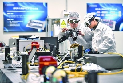 科研人員在中國(guó)科學(xué)院西安光學(xué)精密機(jī)械研究所阿秒科學(xué)與技術(shù)研究中心做實(shí)驗(yàn)。新華社發(fā)