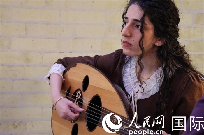 烏德琴女學(xué)員邁希恩。人民網(wǎng) 伊納斯·易卜拉欣攝