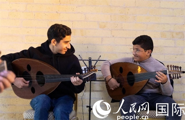兩名年輕的烏德琴學(xué)員。人民網(wǎng) 伊納斯·易卜拉欣攝