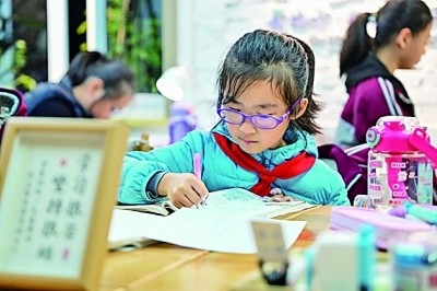 在河南洛陽市澗西區(qū)長安路街道長安路二社區(qū)共享自習(xí)室內(nèi)，孩子們在學(xué)習(xí)。李衛(wèi)超攝/光明圖片