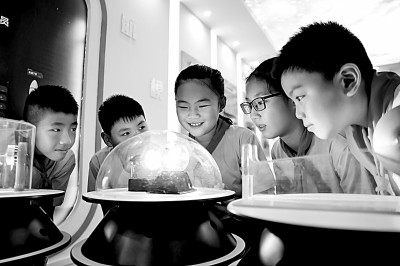 江西省南昌市青云客航天科創(chuàng)空間青少年科普館，孩子們?cè)谟^察光壓傳動(dòng)試驗(yàn)。鮑贛生攝/光明圖片