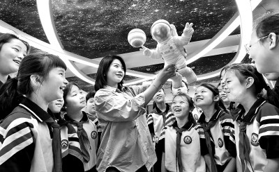 河北省邯鄲市邯山區(qū)實(shí)驗(yàn)小學(xué)老師向?qū)W生們介紹航空航天知識(shí)。郝群英攝/光明圖片