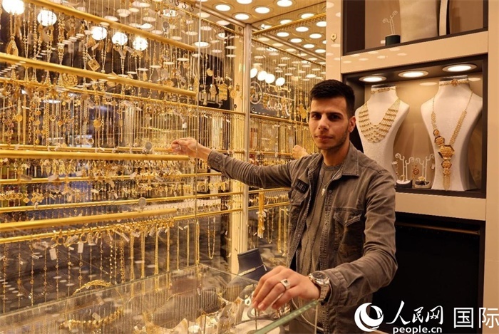 一名銷售員展示黃金飾品。人民網 伊納斯·易卜拉欣攝