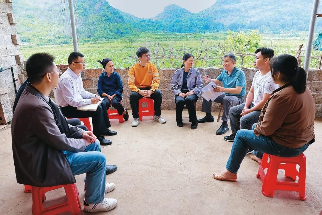 △法學會法律咨詢專家等入戶走訪、調(diào)解糾紛。