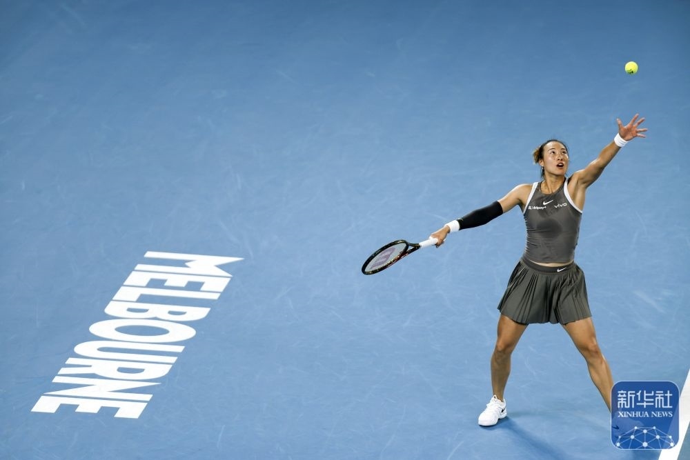 ↑鄭欽文在比賽中發(fā)球。新華社記者 馬平 攝