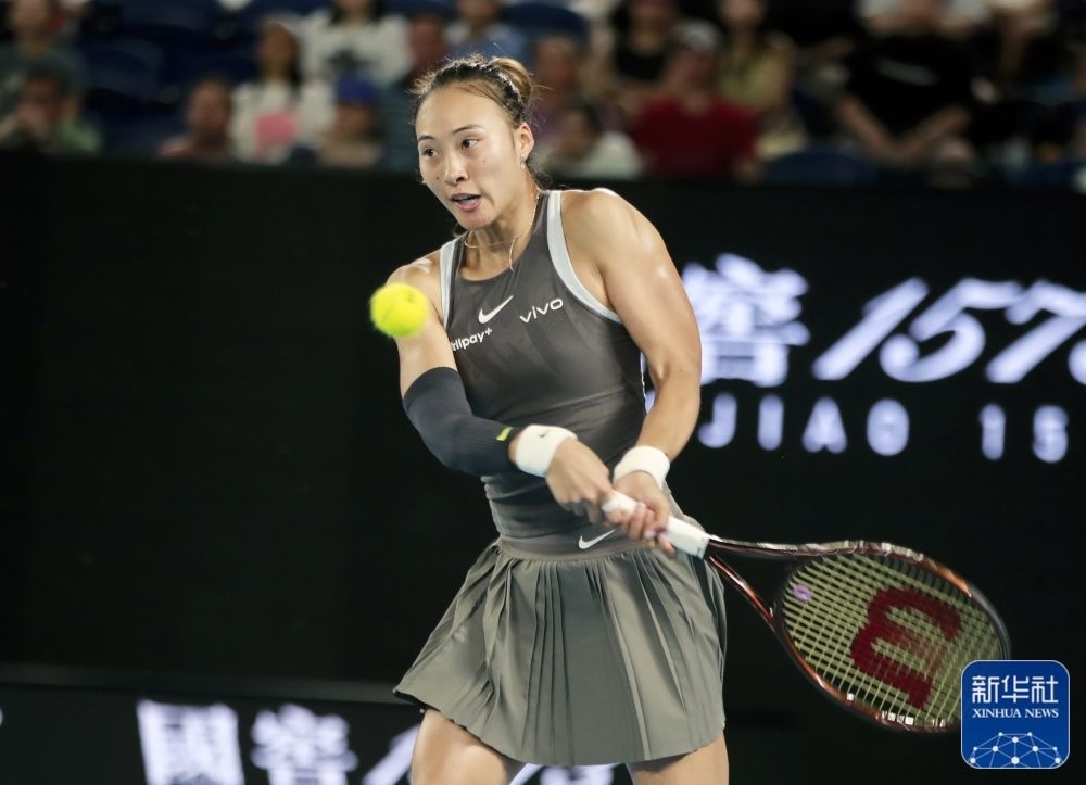 ↑鄭欽文在比賽中回球。新華社記者 馬平 攝