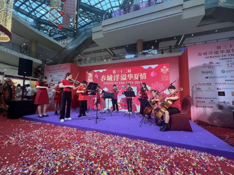 來(lái)自中國(guó)和新加坡的藝術(shù)團(tuán)體聯(lián)袂表演了歌舞、器樂(lè)、武術(shù)、雜技等多種形式的文藝節(jié)目?；顒?dòng)主辦方供圖