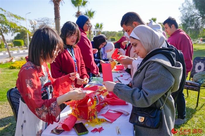 學(xué)生們踴躍參與中國(guó)文化體驗(yàn)活動(dòng)。人民網(wǎng) 塔里克·易卜拉欣攝