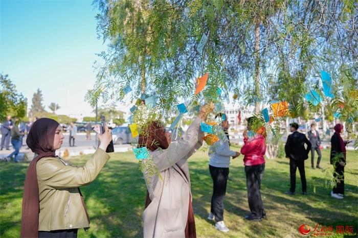 學(xué)生們踴躍參與中國(guó)文化體驗(yàn)活動(dòng)。人民網(wǎng) 塔里克·易卜拉欣攝