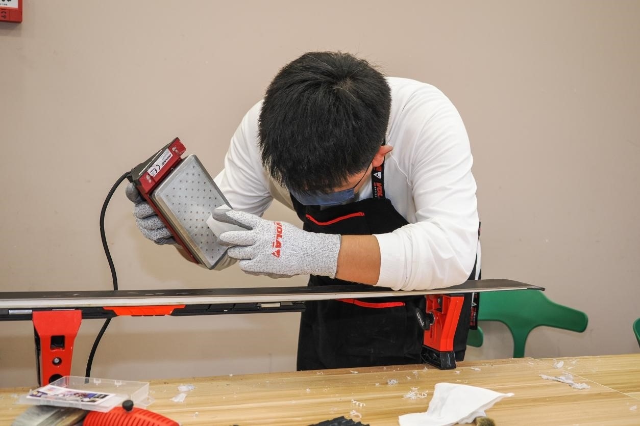 米嘉軒正在給雪板打蠟。受訪者供圖