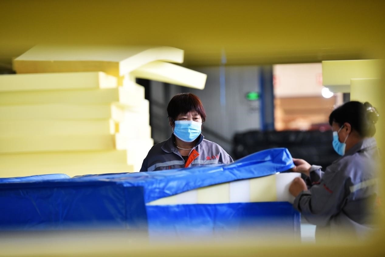 定州市某公司生產(chǎn)的短道速滑防護(hù)墊、速度滑冰防護(hù)墊、雪上防護(hù)墊等產(chǎn)品。白永民攝