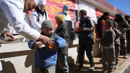 1月14日，廚師們正在給前來用餐的小朋友們打飯。新華社記者 邱星翔 攝