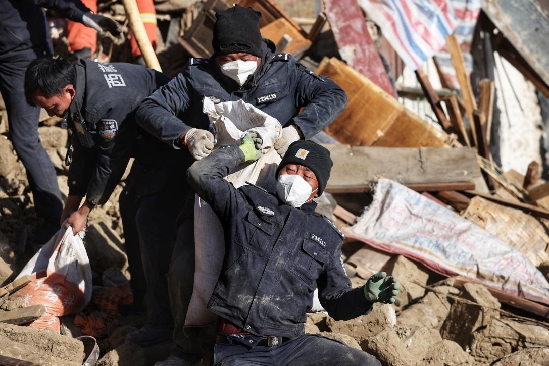 1月9日，定日縣長所鄉(xiāng)古榮村，日喀則市公安局民警協(xié)助受災(zāi)群眾清理廢墟。 環(huán)球時(shí)報(bào)記者 崔萌攝