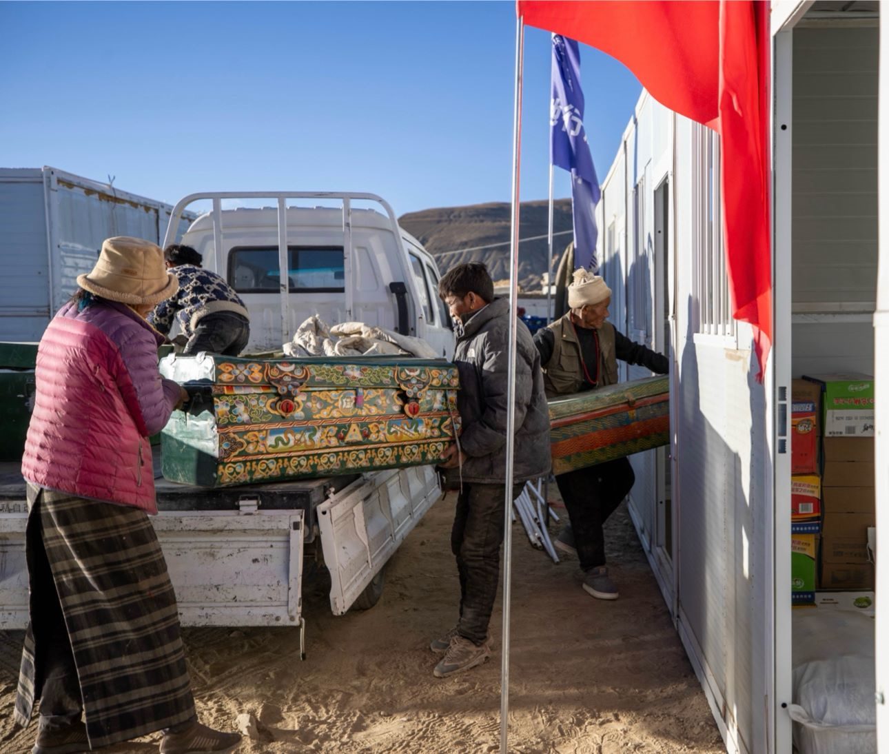 1月11日，西藏定日縣曲洛鄉(xiāng)措昂村，首批入住活動(dòng)板房的村民正在搬運(yùn)物品，為入住做準(zhǔn)備。人民日?qǐng)?bào)記者張武軍攝