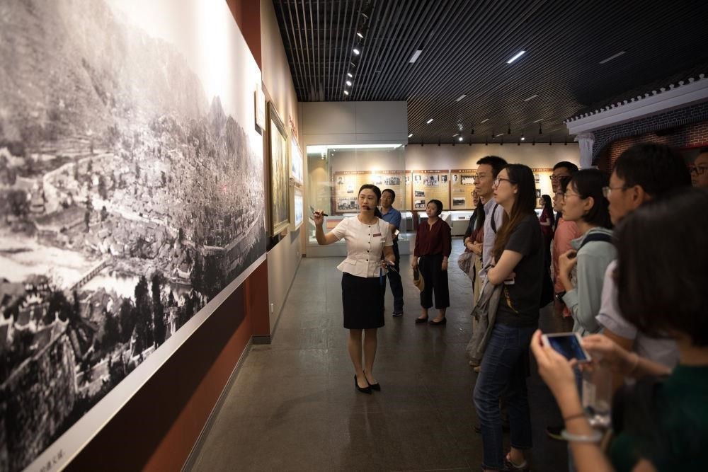 △參觀者在遵義會(huì)議紀(jì)念館聽(tīng)取介紹。