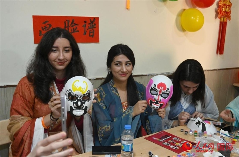 畫臉譜。人民網(wǎng)伊納斯·易卜拉欣攝