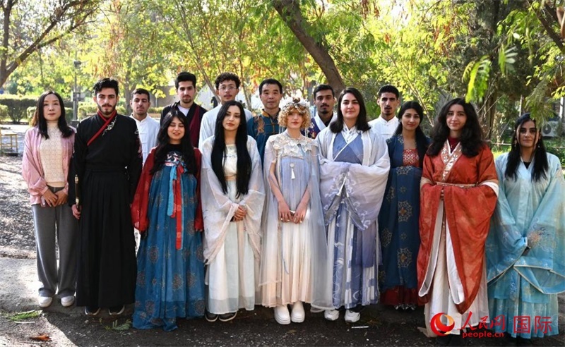 部分參加活動(dòng)的師生合影。人民網(wǎng)伊納斯·易卜拉欣攝