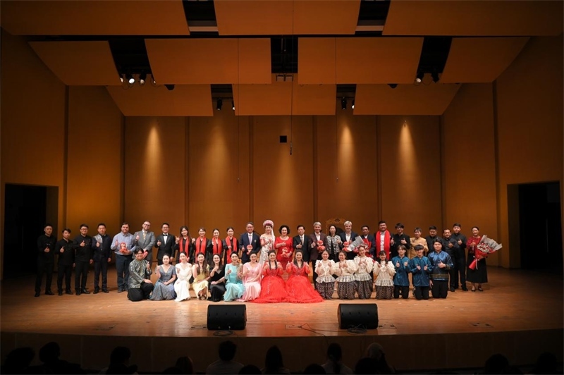 音樂(lè)會(huì)嘉賓與表演者集體合影?；顒?dòng)主辦方供圖