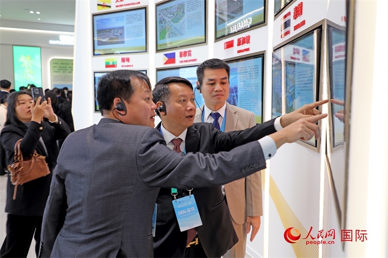 越南參會代表在南寧國際會展中心參觀。人民網(wǎng)記者 趙益普攝