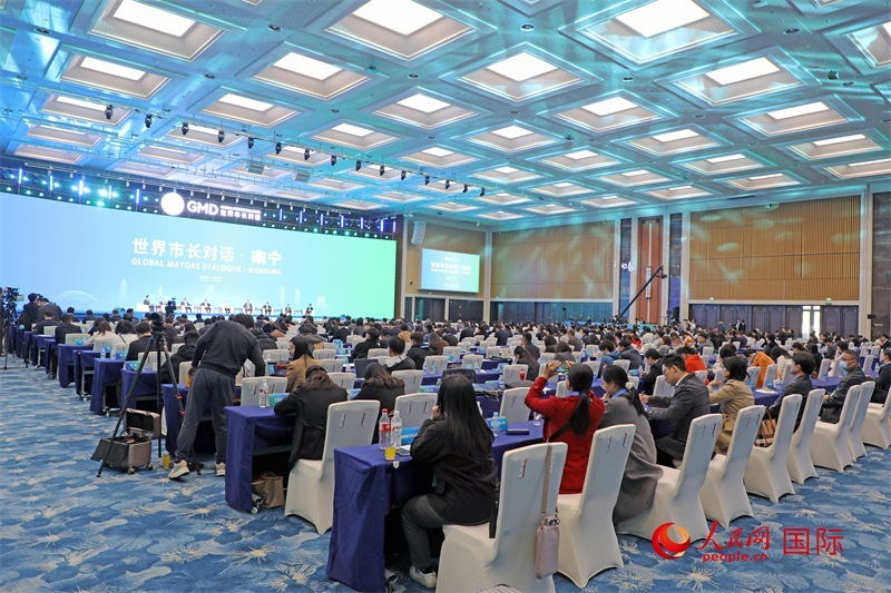 這是1月16日在南寧國際會展中心拍攝的“世界市長對話·南寧”活動現(xiàn)場。人民網(wǎng)記者 趙益普攝