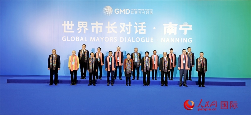 在南寧國際會展中心金桂花廳外，參加活動的中國和東盟國家市長合影留念。人民網(wǎng)記者 趙益普攝