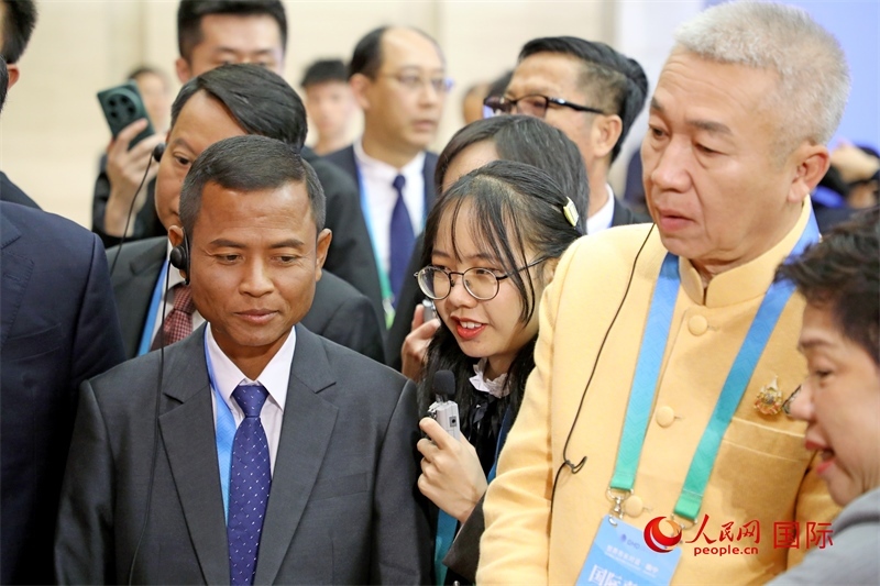 東盟國家市長在觀看、體驗(yàn)?zāi)蠈幏沁z展示。人民網(wǎng)記者 趙益普攝