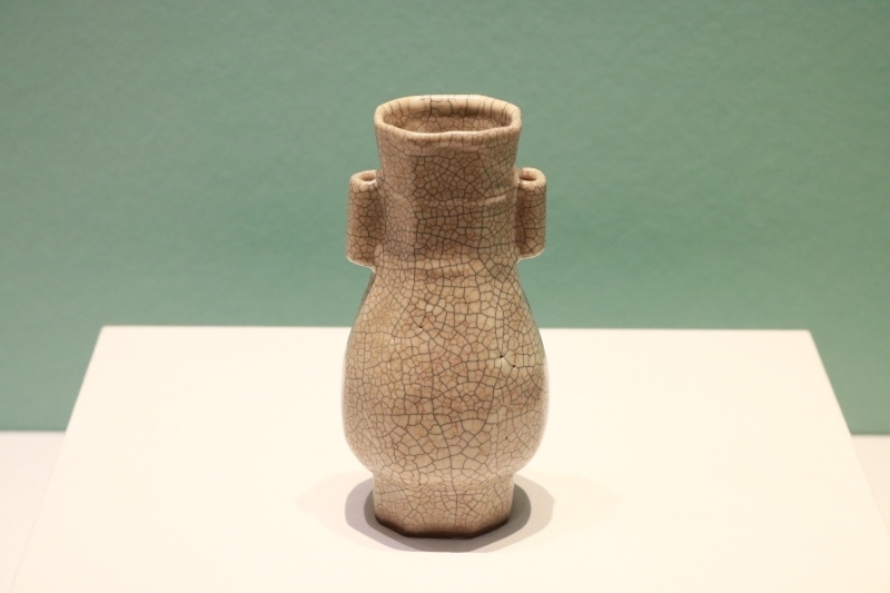 圖為故宮博物院藏宋代哥窯米黃釉貫耳瓶。