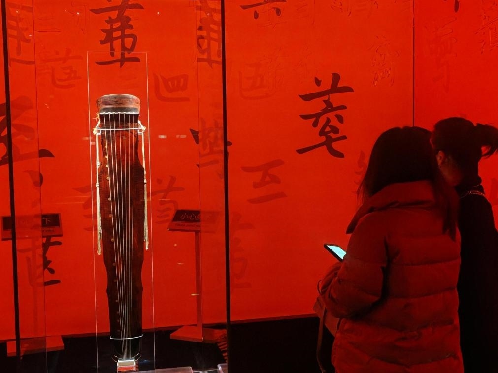 近日，在浙江省博物館之江館區(qū)，故宮博物館收藏的唐“大圣遺音”琴在“‘故宮·茶世界’觀茶——茶文化精品展”展出。新華社記者 馮源 攝