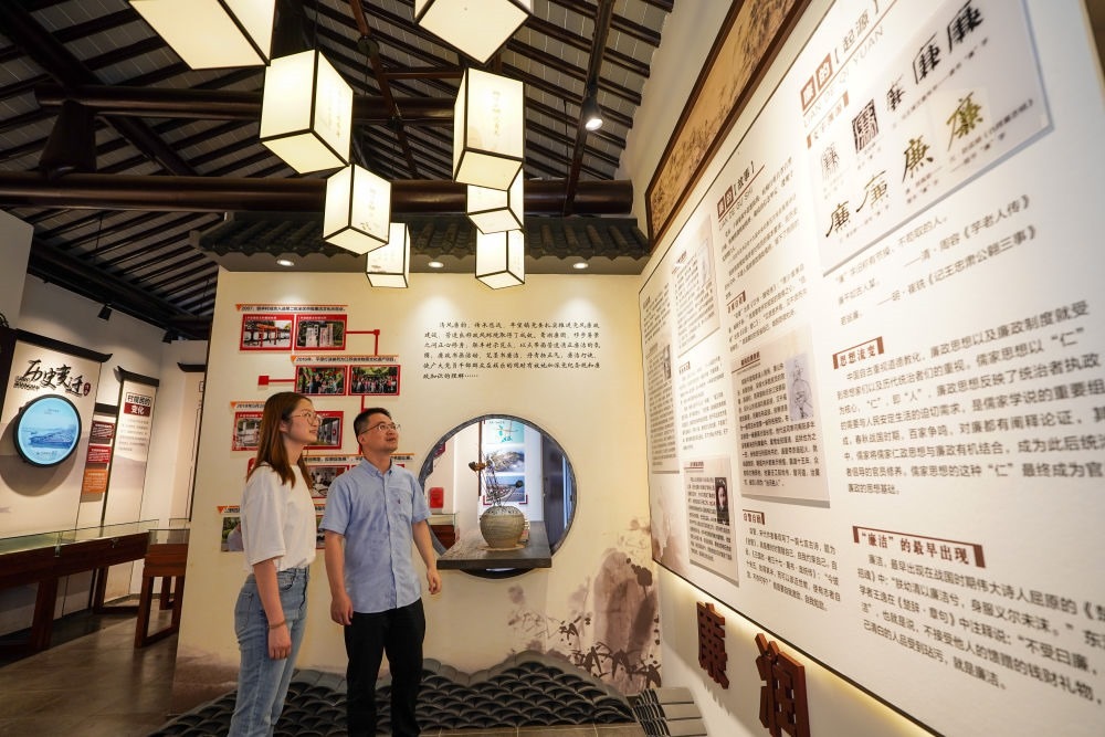 參觀者在蘇州市吳江區(qū)平望鎮(zhèn)廉潔教育基地鶯湖廉園內(nèi)參觀（2024年7月4日攝）。新華社記者 李博 攝