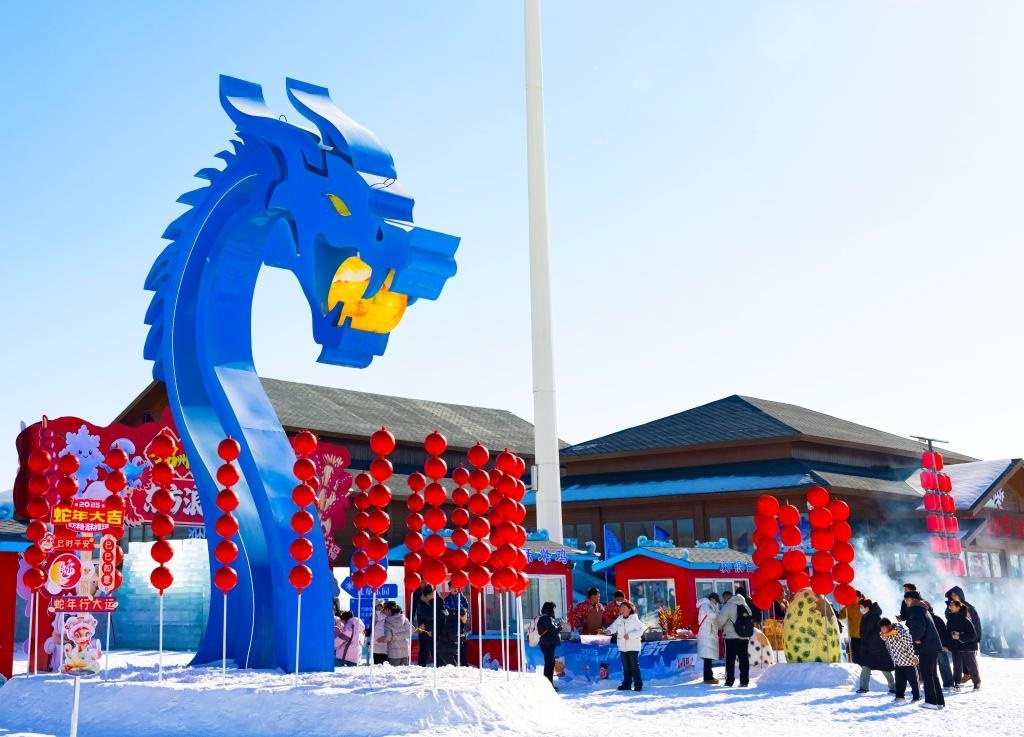 2025年1月，游客在遼寧錦州東方華地城海洋冰雪王國(guó)內(nèi)游覽。新華社發(fā)