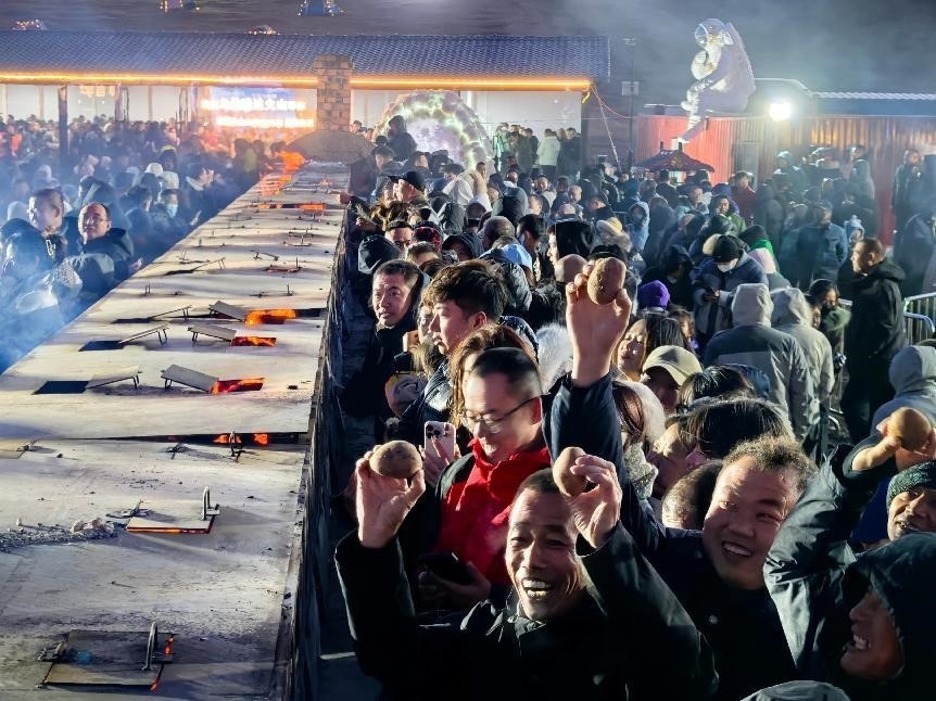 烏蘭哈達(dá)火山腳下“千人烤土豆”。人民網(wǎng)記者 苗陽攝