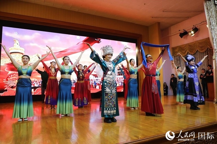 留俄學(xué)生進(jìn)行民族舞表演。人民網(wǎng)記者 隋鑫攝