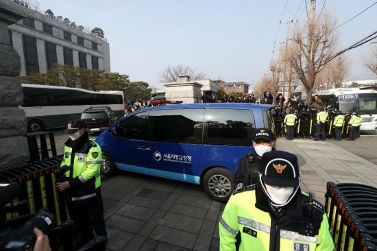  1月21日，尹錫悅乘坐的車輛進(jìn)入韓國(guó)首爾的憲法法院。新華社記者姚琪琳攝