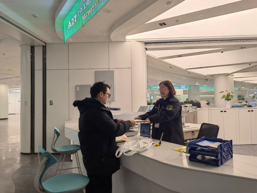 企業(yè)在出證窗口“一站式”領(lǐng)取變更后的營業(yè)執(zhí)照。圖片來源：浙江衢州市市場監(jiān)督管理局