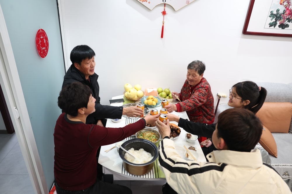 2025年1月22日，遼寧省葫蘆島市綏中縣祝家溝村村民朱西存一家在新房里。新華社記者姚劍鋒 攝