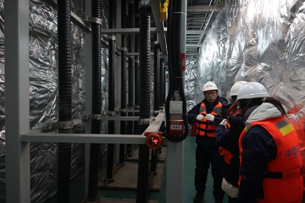 運維人員在風電場海上升壓站上進行巡視檢查。受訪者供圖