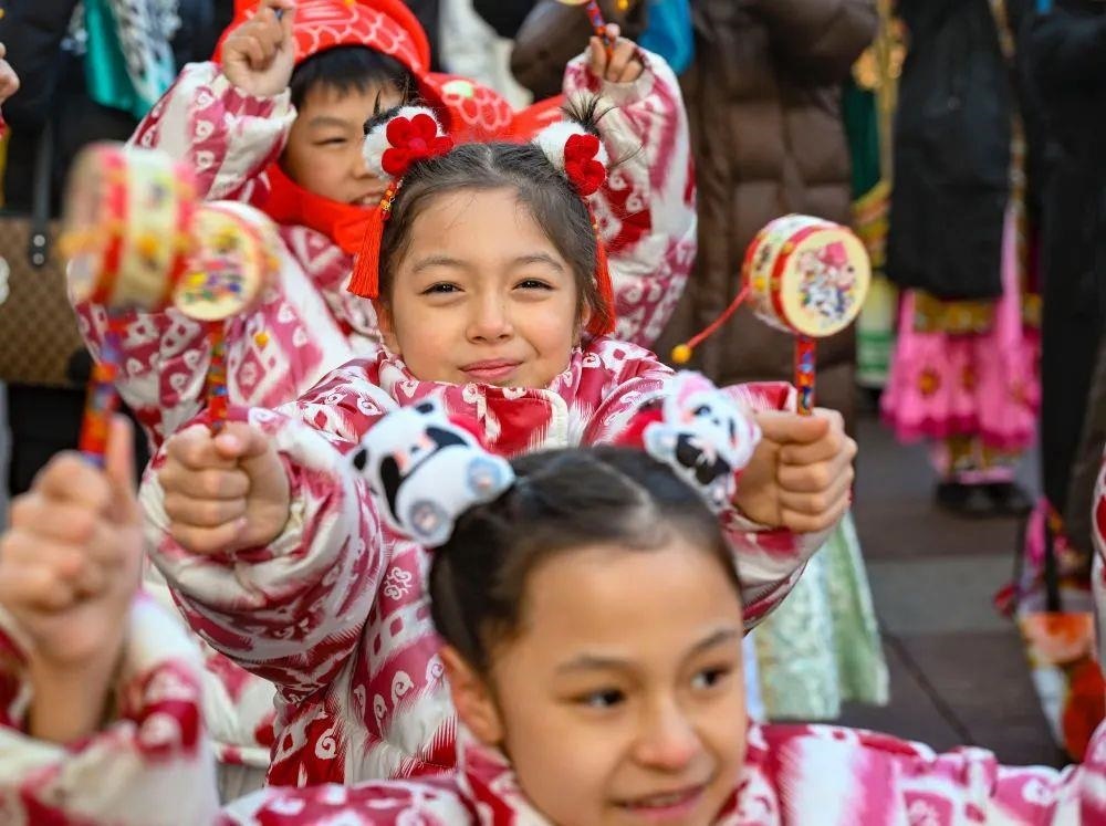 △新疆大巴扎社火迎新春，孩子們在現(xiàn)場表演。