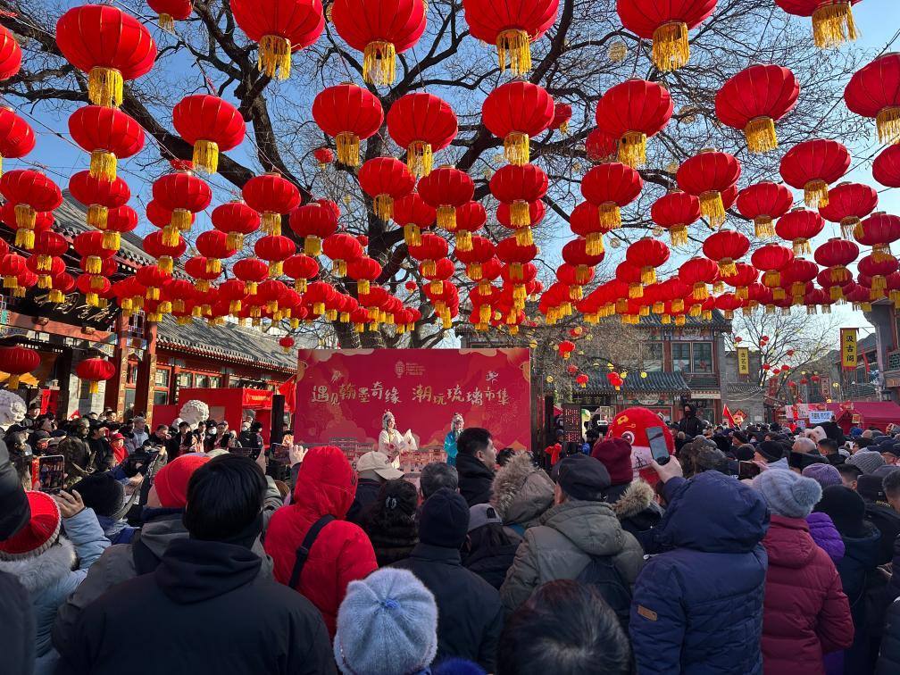 1月29日，市民游客在北京廠甸廟會(huì)感受濃濃年味。新華社記者 楊淑君 攝