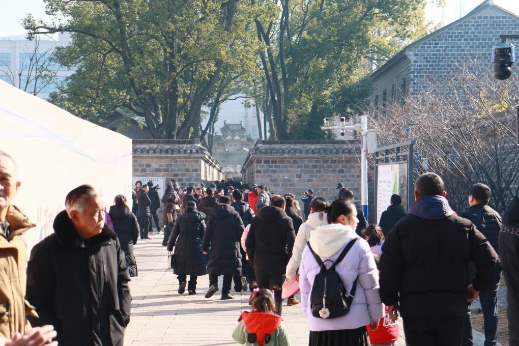 1月29日，游客在安徽省桐城市的六尺巷游覽。新華社記者 許諾 攝