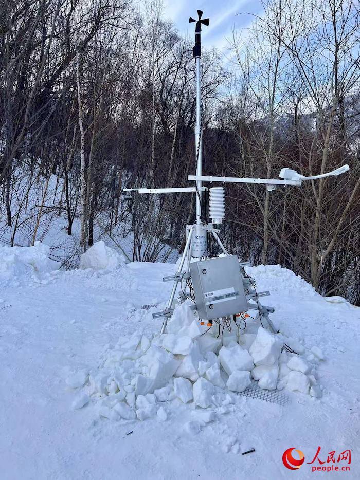 設(shè)置在賽道附近的便攜式自動氣象站。人民網(wǎng) 高清揚攝