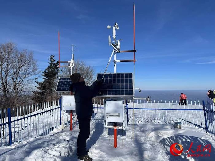 工作人員正在對氣象設(shè)備進行日常維護。人民網(wǎng) 高清揚攝