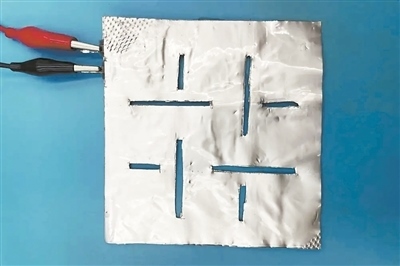 帶有矩形孔的袋式電池。圖片來源：英國《新科學家》雜志網(wǎng)站