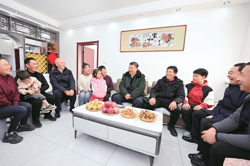 2025年1月22日至24日，中共中央總書(shū)記、國(guó)家主席、中央軍委主席習(xí)近平冒著嚴(yán)寒來(lái)到遼寧，看望慰問(wèn)基層干部群眾。這是22日下午，習(xí)近平在葫蘆島市綏中縣明水滿族鄉(xiāng)祝家溝村考察時(shí)，同村民王寶維一家圍坐一起拉家常。 新華社記者 謝環(huán)馳/攝