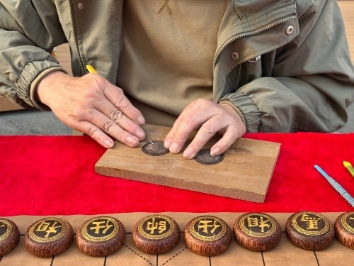 柯秋楓正在雕刻。人民網(wǎng) 陳葉欣攝