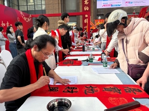 活動(dòng)現(xiàn)場(chǎng)贈(zèng)送春聯(lián)和福字。人民網(wǎng) 陳葉欣攝