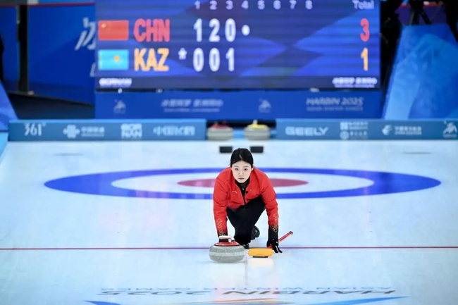 2月4日，中國隊(duì)選手韓雨在比賽中擲壺。新華社記者 江漢 攝