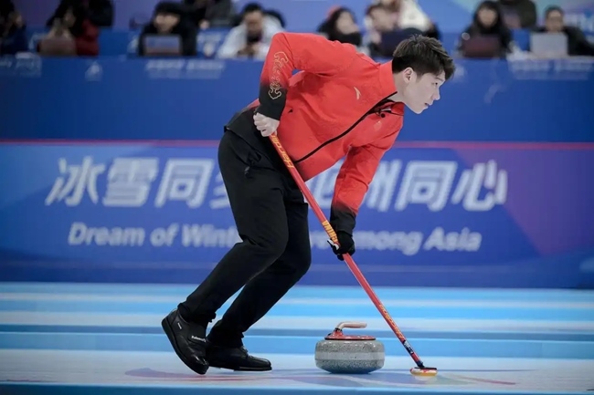 2月4日，中國隊(duì)選手王智宇在比賽中擦冰。新華社記者 江漢 攝