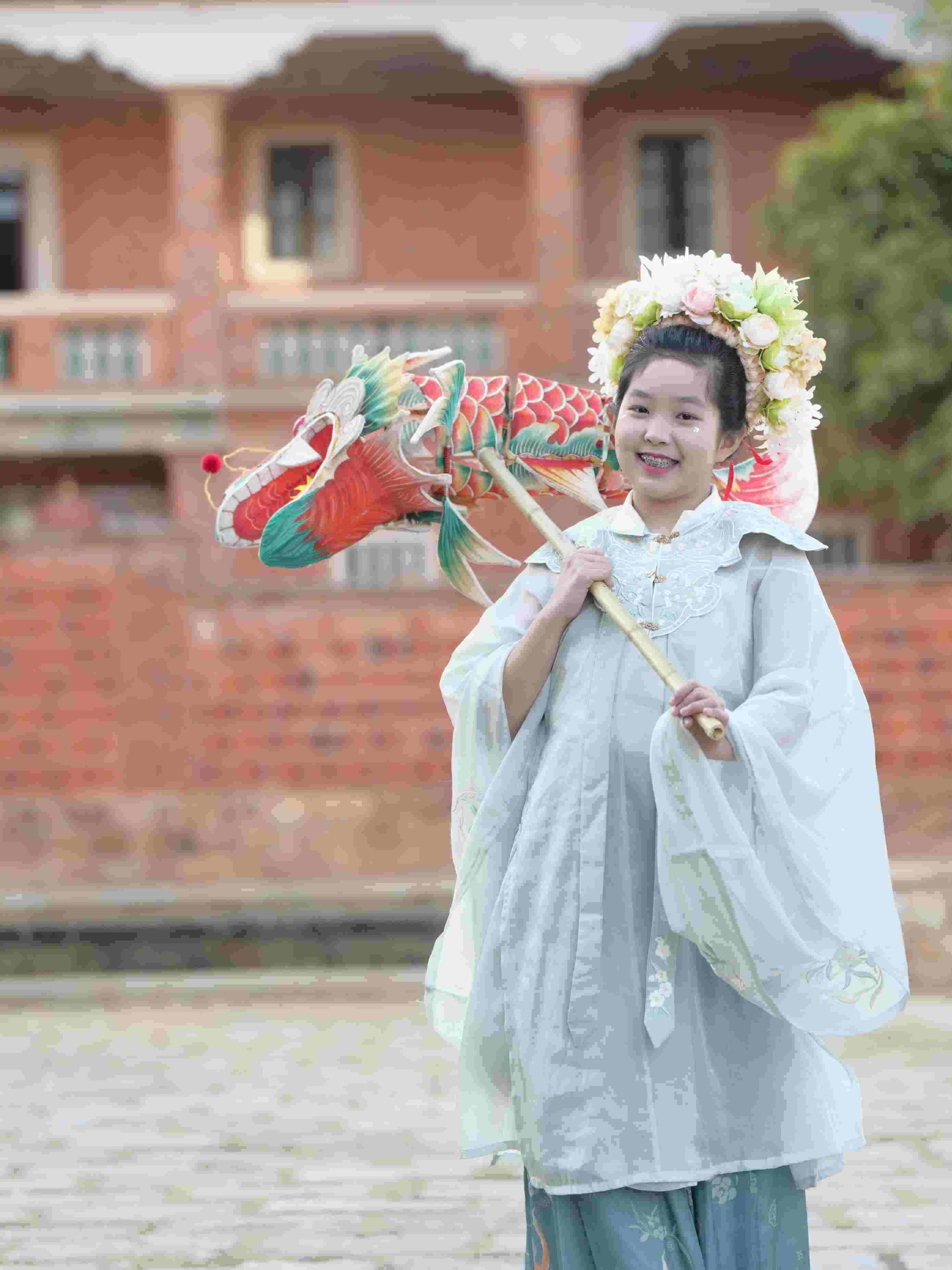 在泉州，沈女士為女兒拍下頭戴簪花的照片。受訪者供圖